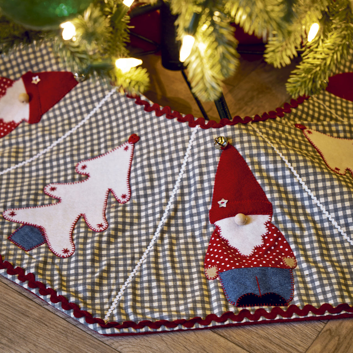 Beneath the Pines Tree Skirt Quilting Pattern PDF